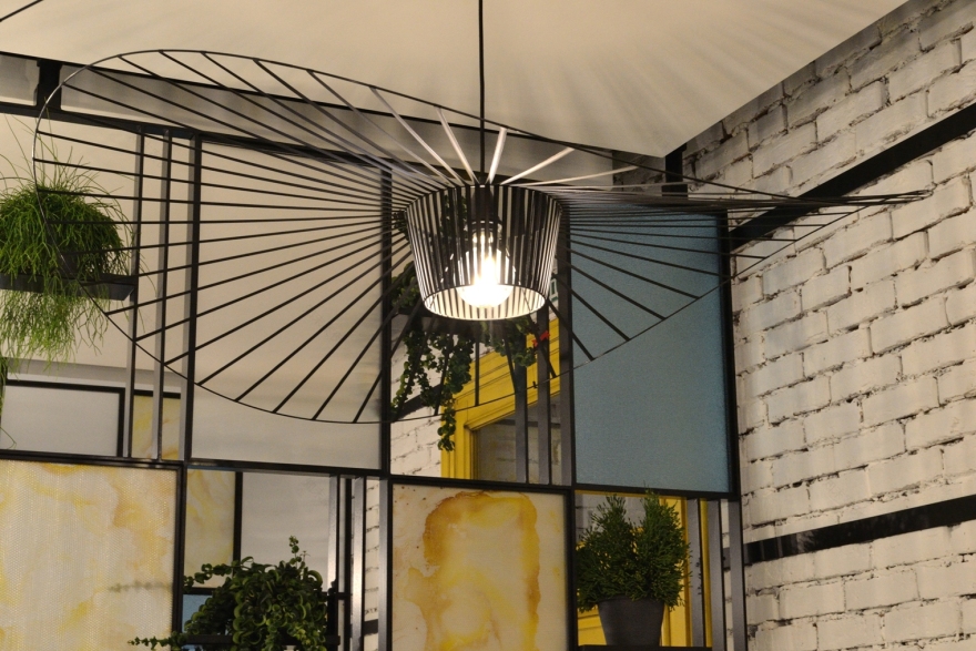 乌克兰基辅“Honey”咖啡厅 | 欧式糕点与室内绿意的完美融合-7