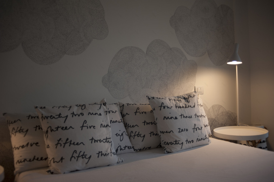 黑白碰撞的简约海景公寓-32