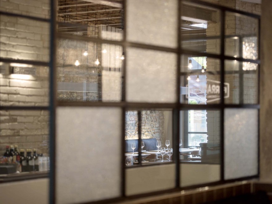 乡村铁器店变身优雅餐厅,传统工艺与美食的完美融合-14