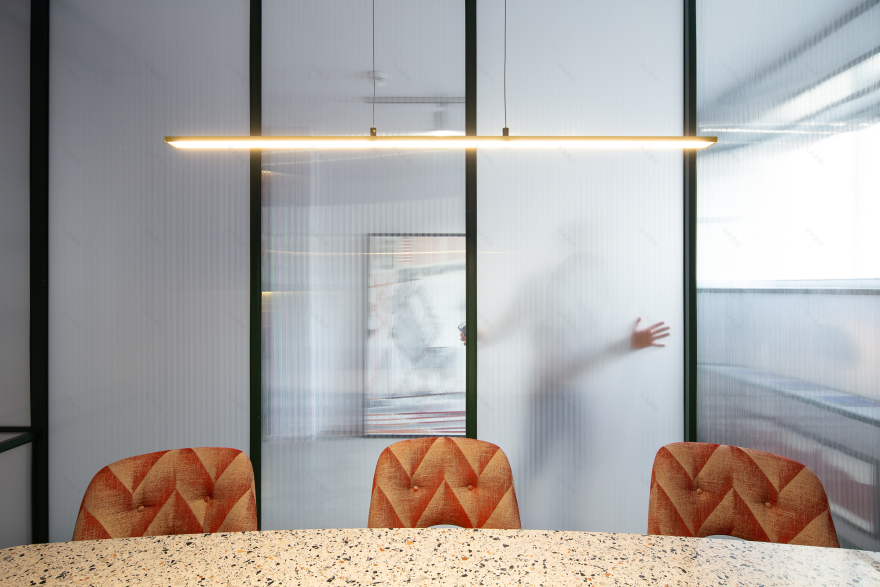 创意设计工作室打造葡萄牙马托西纽斯办公空间-10