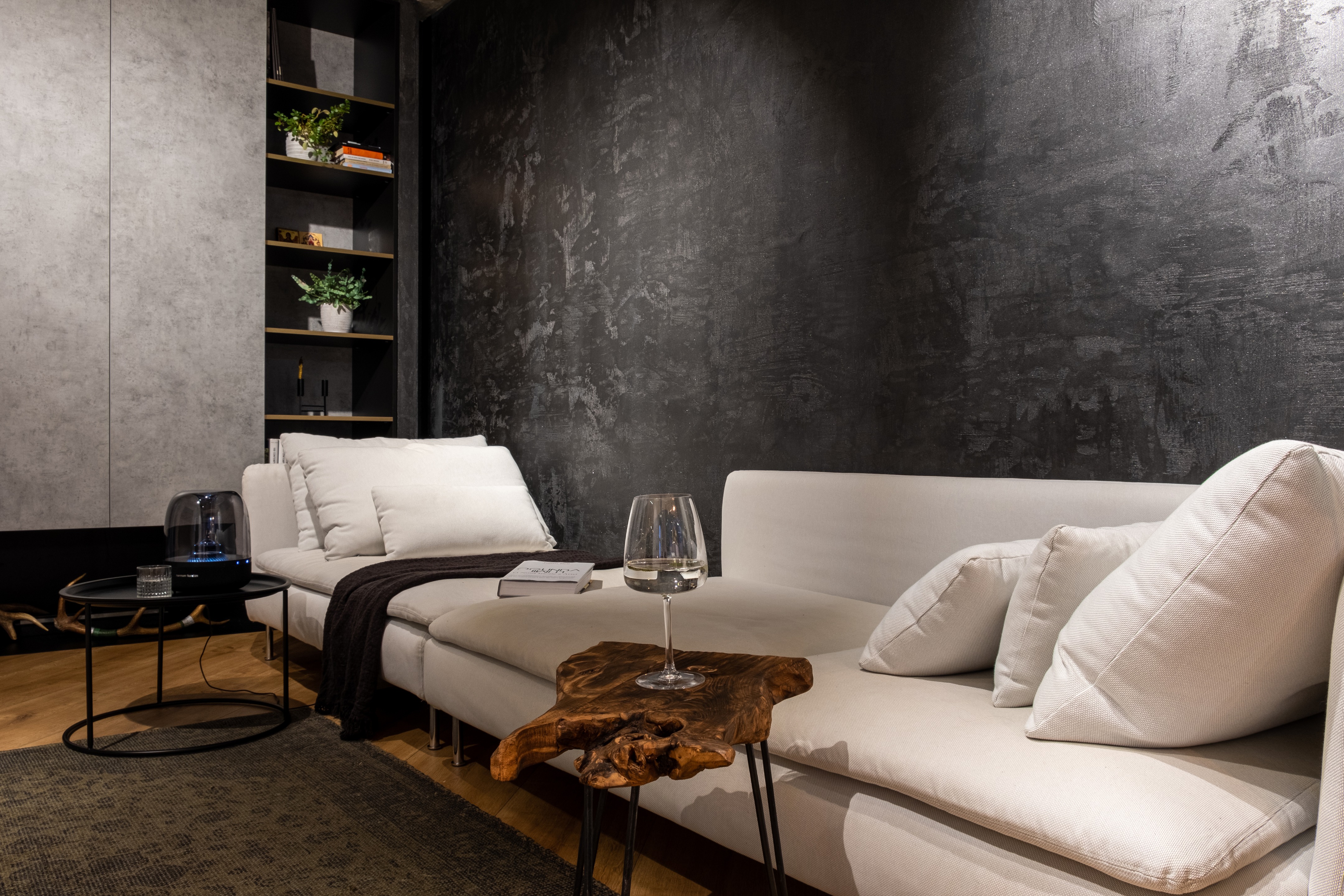 黑白极简公寓，融入自然的粗犷之美-9