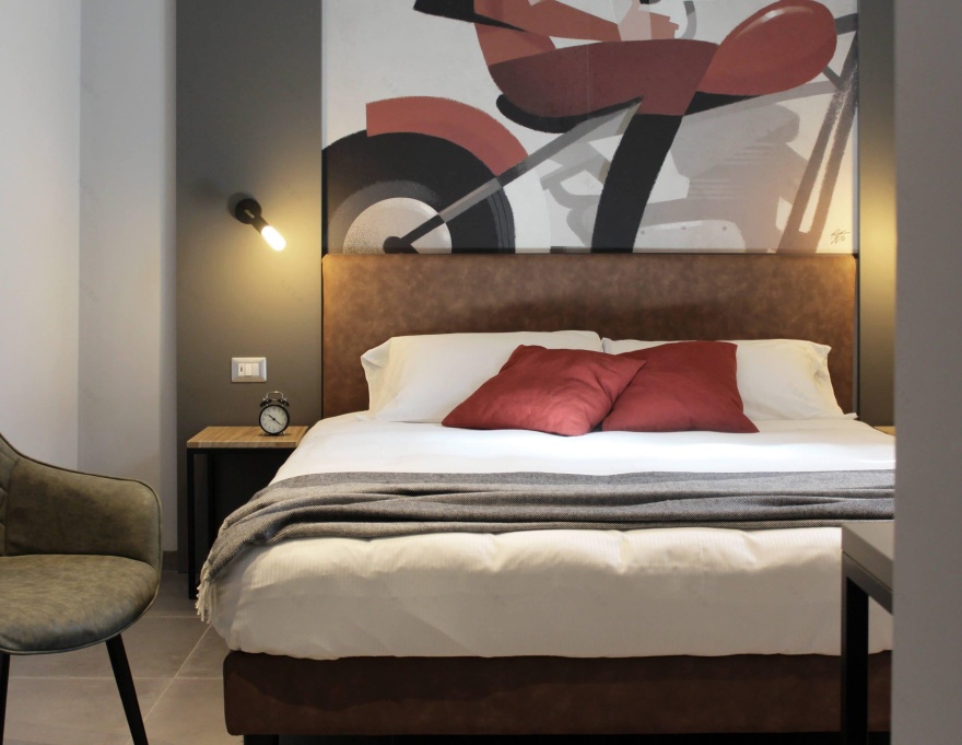 Mathis 酒店 | 摩托灵魂的复古现代空间-12