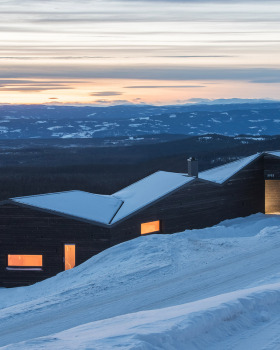 挪威 Sjusjøen 木屋，风雪中的私密观景盛宴