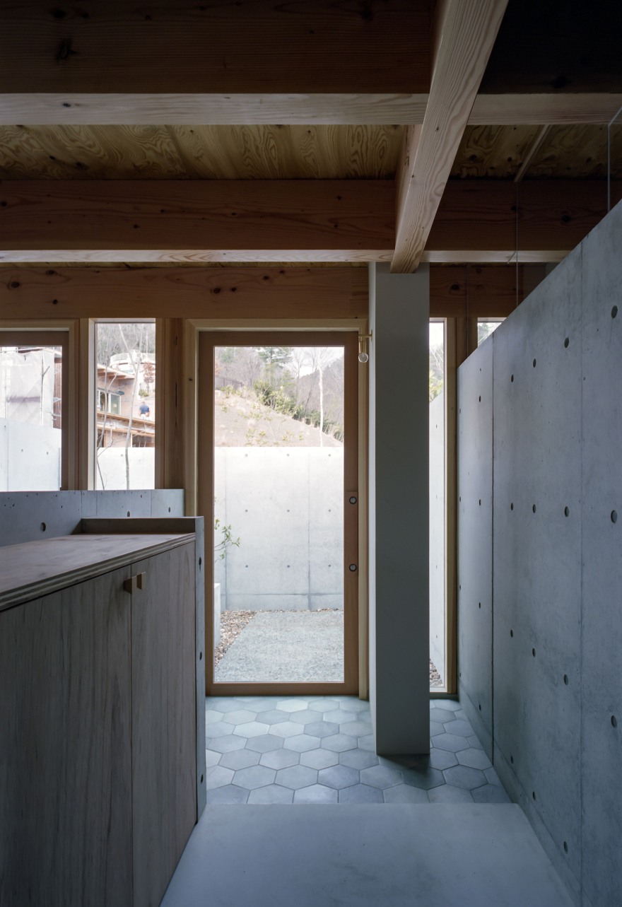 山林间的混凝土迷宫·日本 Minohshinmachi 住宅设计-8