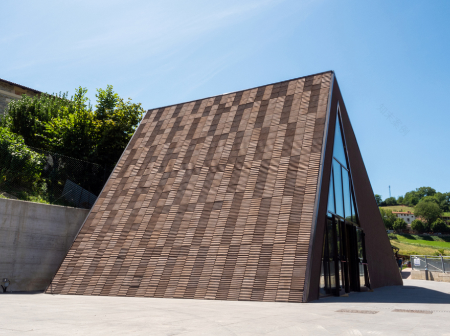 震后重生 · 意大利多功能中心融入山景-9