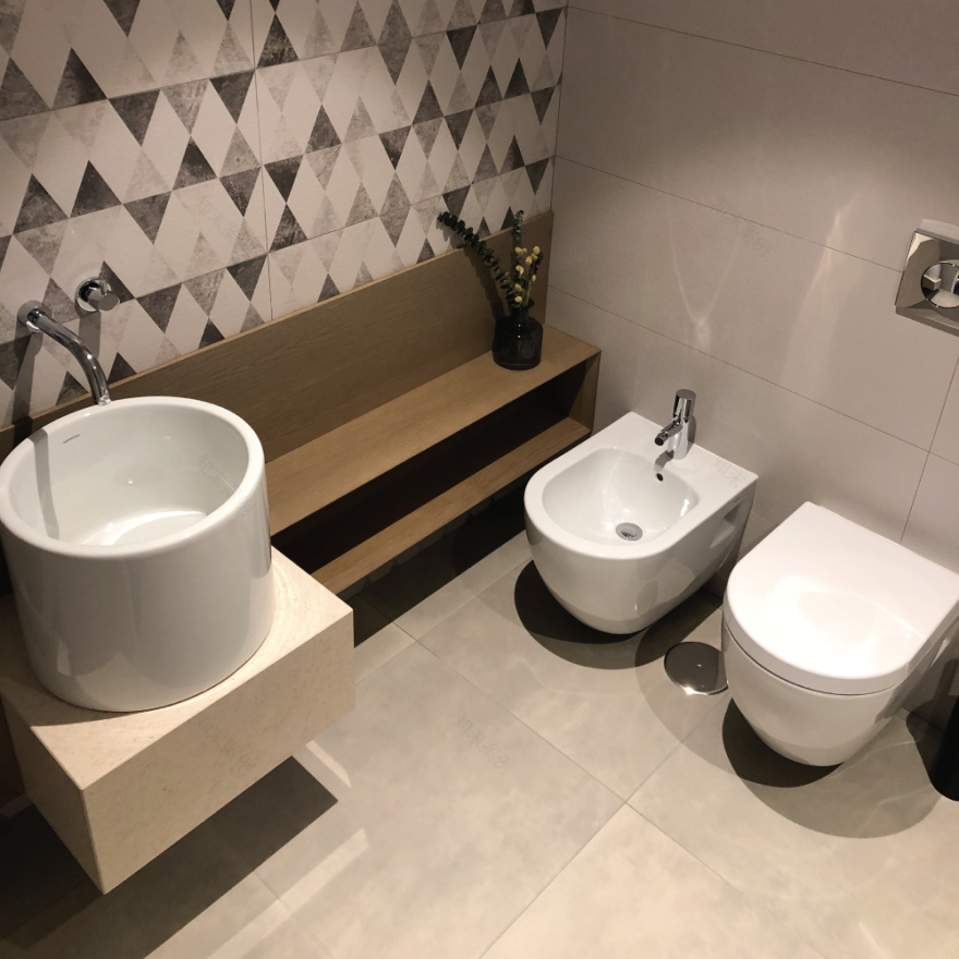 葡萄牙历史中心住宅翻新,木质阶梯成亮点-14