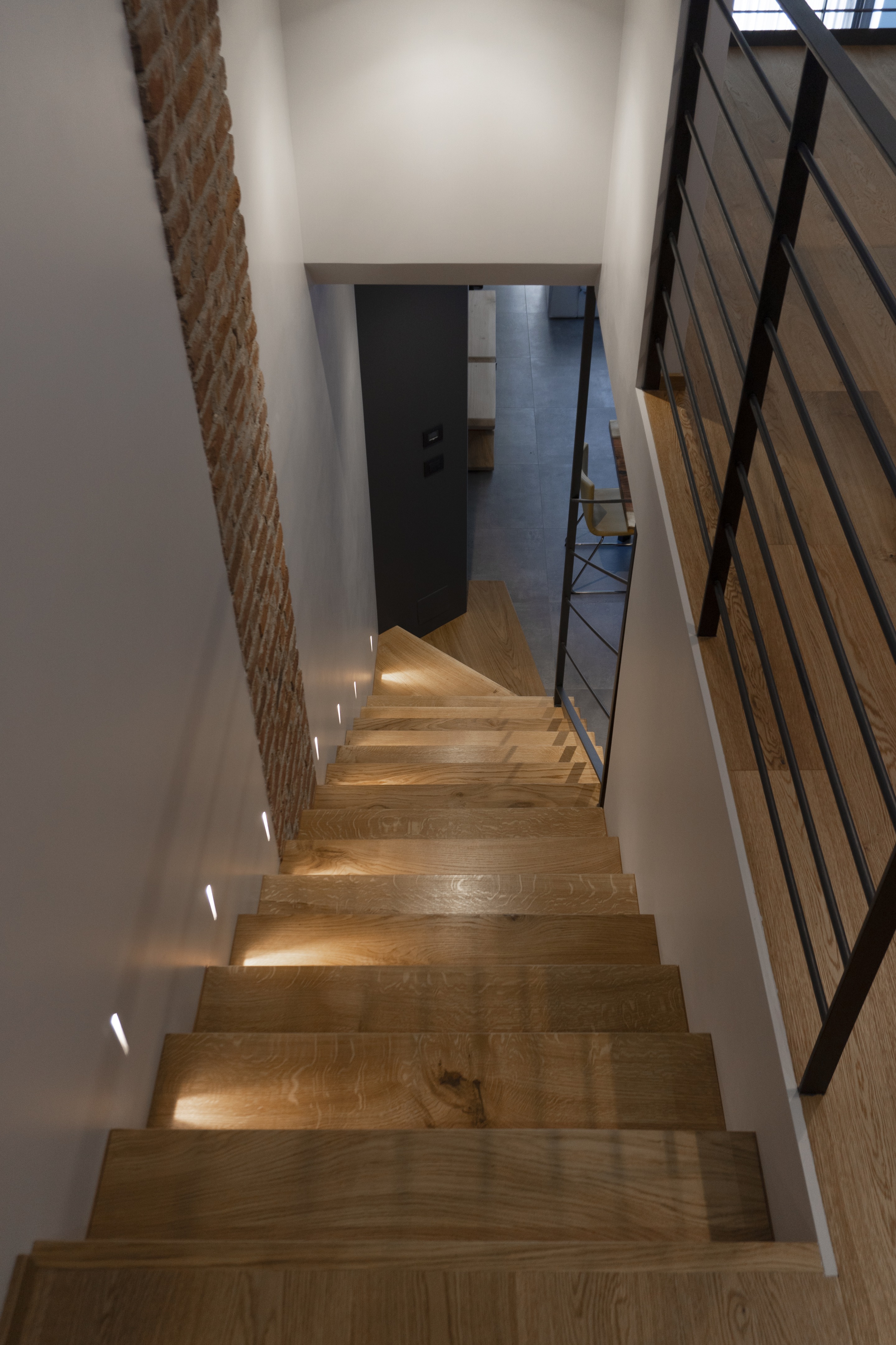 乡村旧屋翻新,金属屏风打造舒适居住环境-7