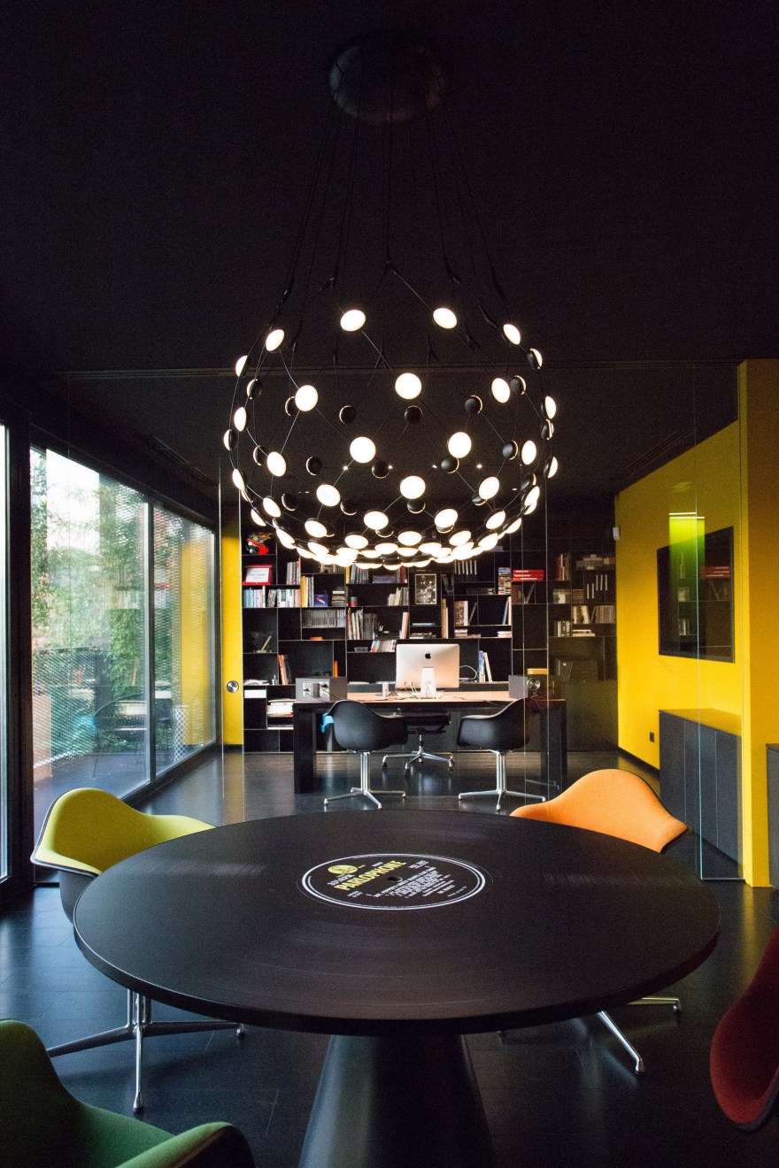 绿意盎然的音乐工作室 | 透明玻璃与植物墙的创意融合-7