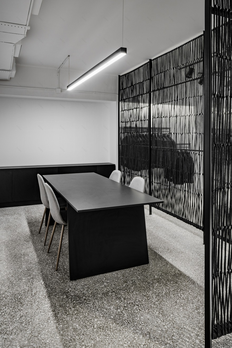 雅典“Artisti Italiani”服装店 | 极简黑白空间的新生-8