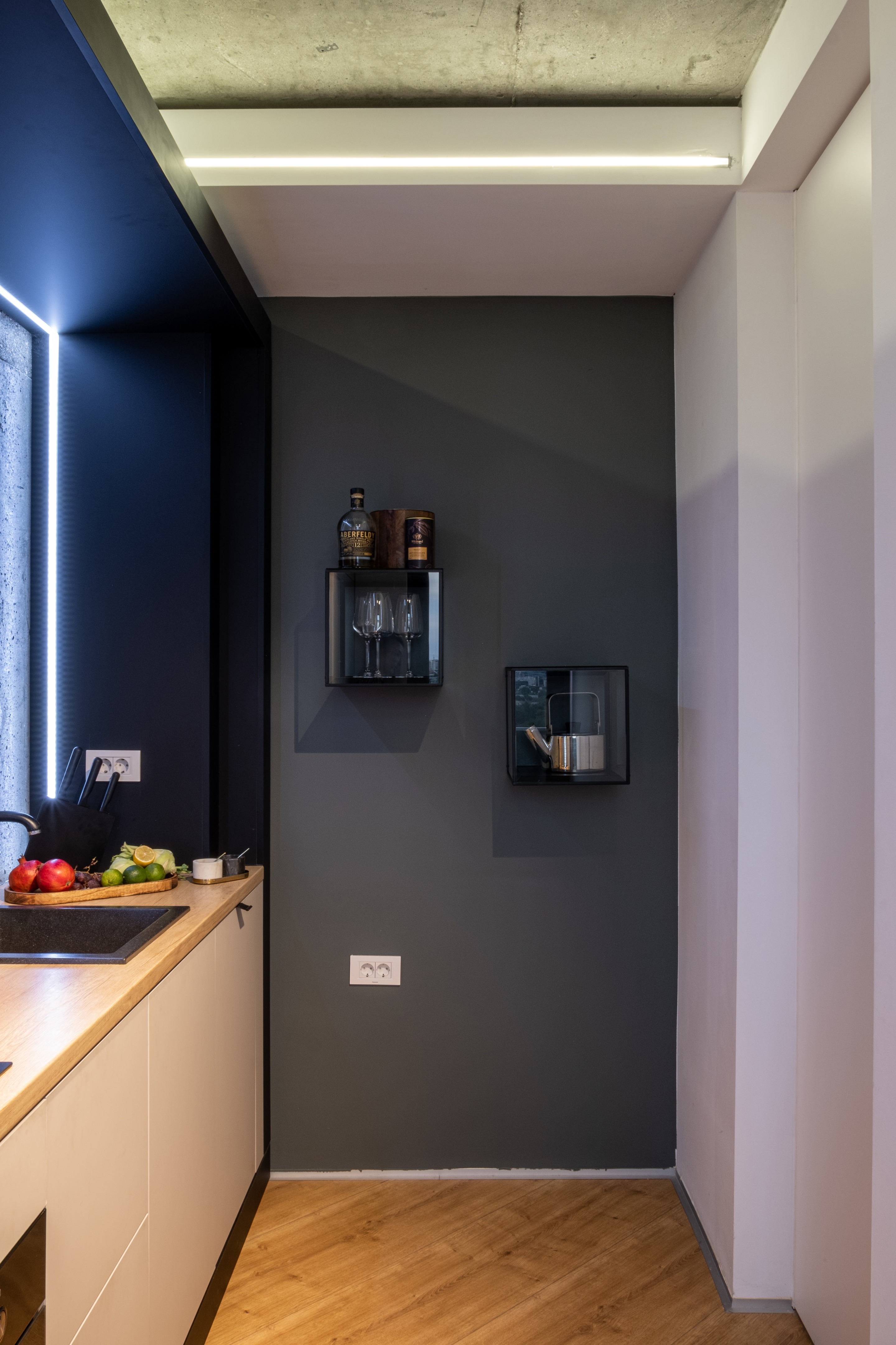 黑白极简公寓，融入自然的粗犷之美-22