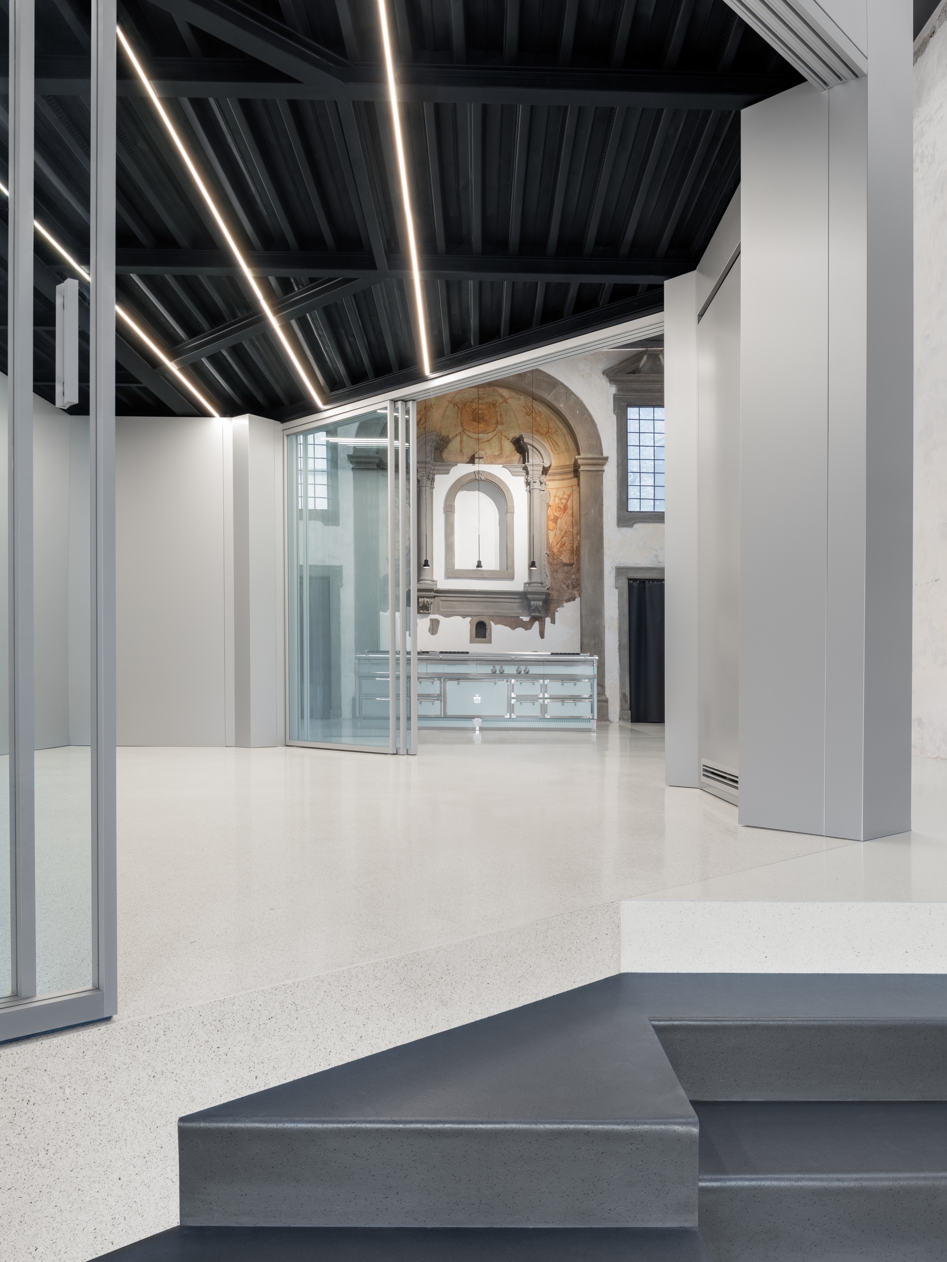 佛罗伦萨古 chapel 变身高定厨房展示空间-2