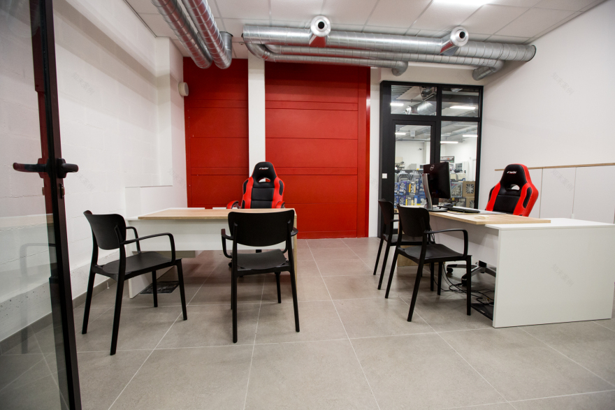 AutoCar & Paddockafe 新颖室内设计,打造一站式汽车装备购物体验-25