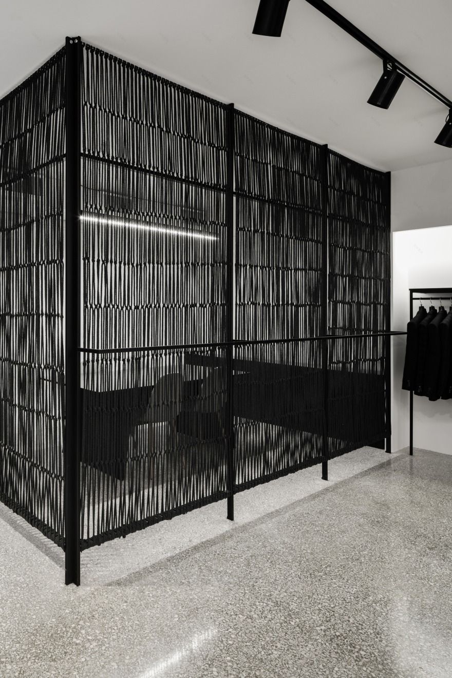 雅典“Artisti Italiani”服装店 | 极简黑白空间的新生-7