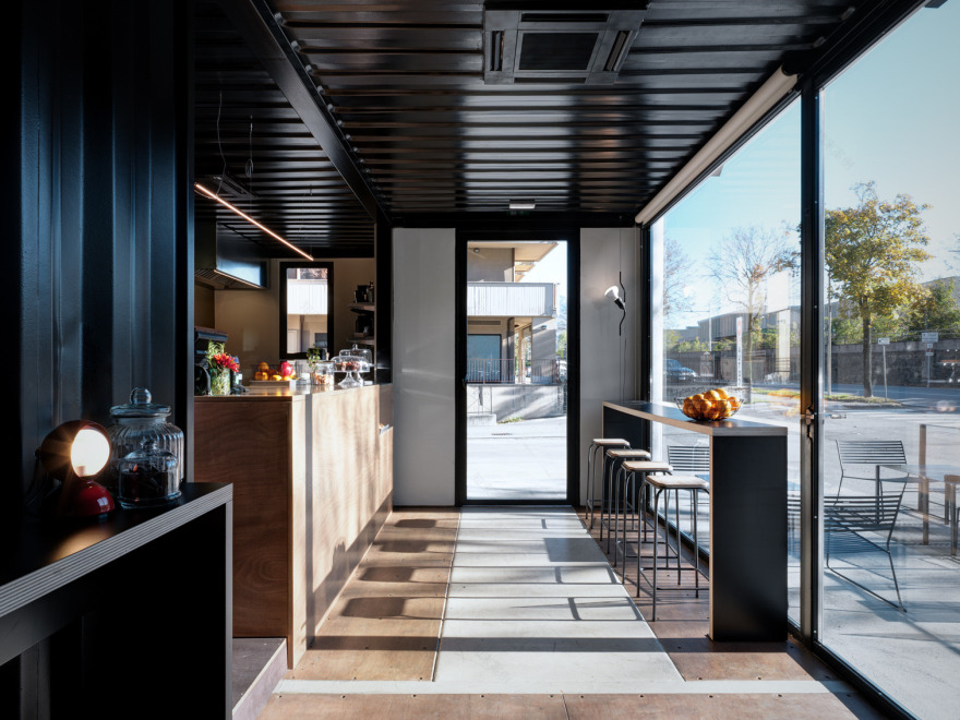 融合工业风的集装箱咖啡店-6