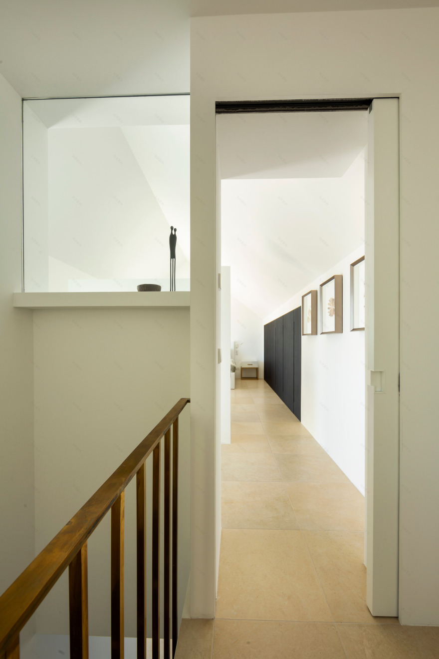 融合自然景观的西班牙风格别墅设计-12