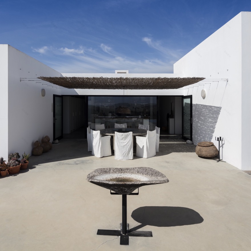 葡萄牙 Grândola 别墅 | 空/满情境创造,多 courtyard 设计-3