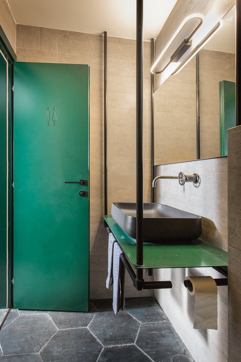 以色列霍隆半独立别墅,绿色 basement 散发爱尔兰酒吧气息-26