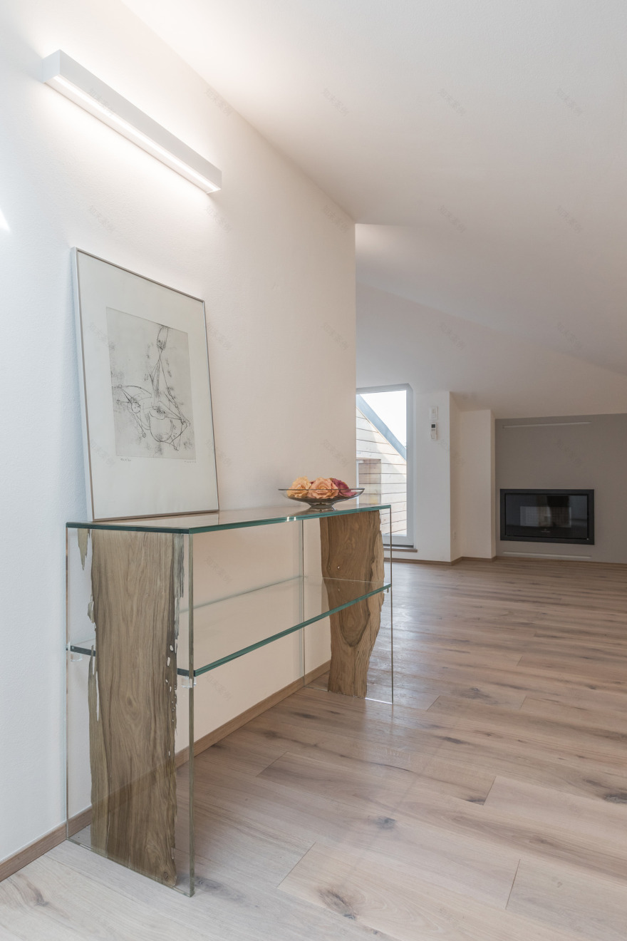 意式公寓顶层翻新,自然光与人工光交融打造温馨生活空间-6