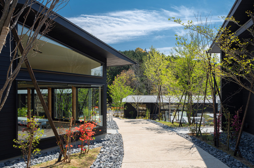 町田药师池公园“四季彩之森”游客中心,日本/运用村落般的建筑形式营造愉悦步行体验-29