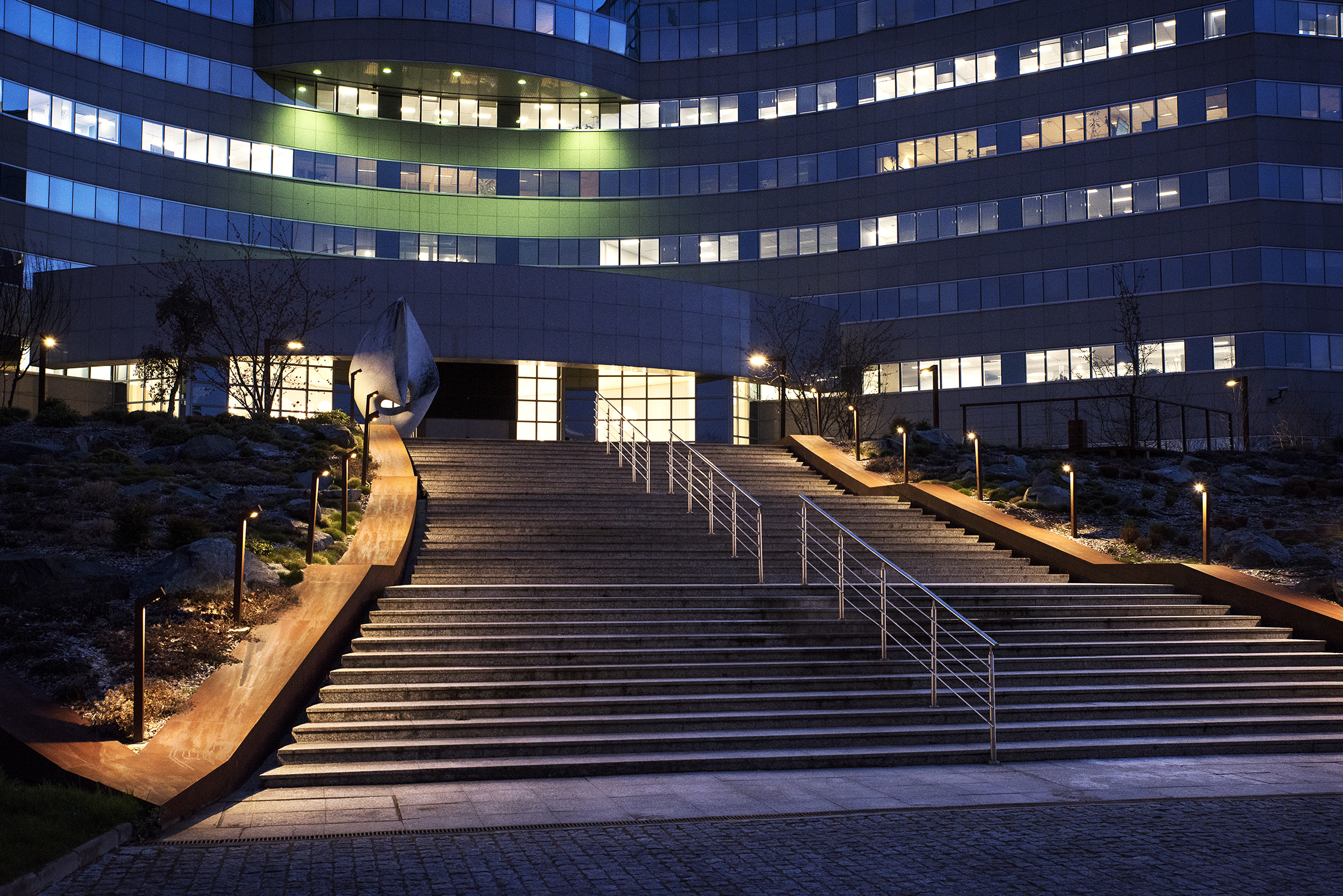 铝制 Torga FL 路灯设计,现代简约导向照明利器-2