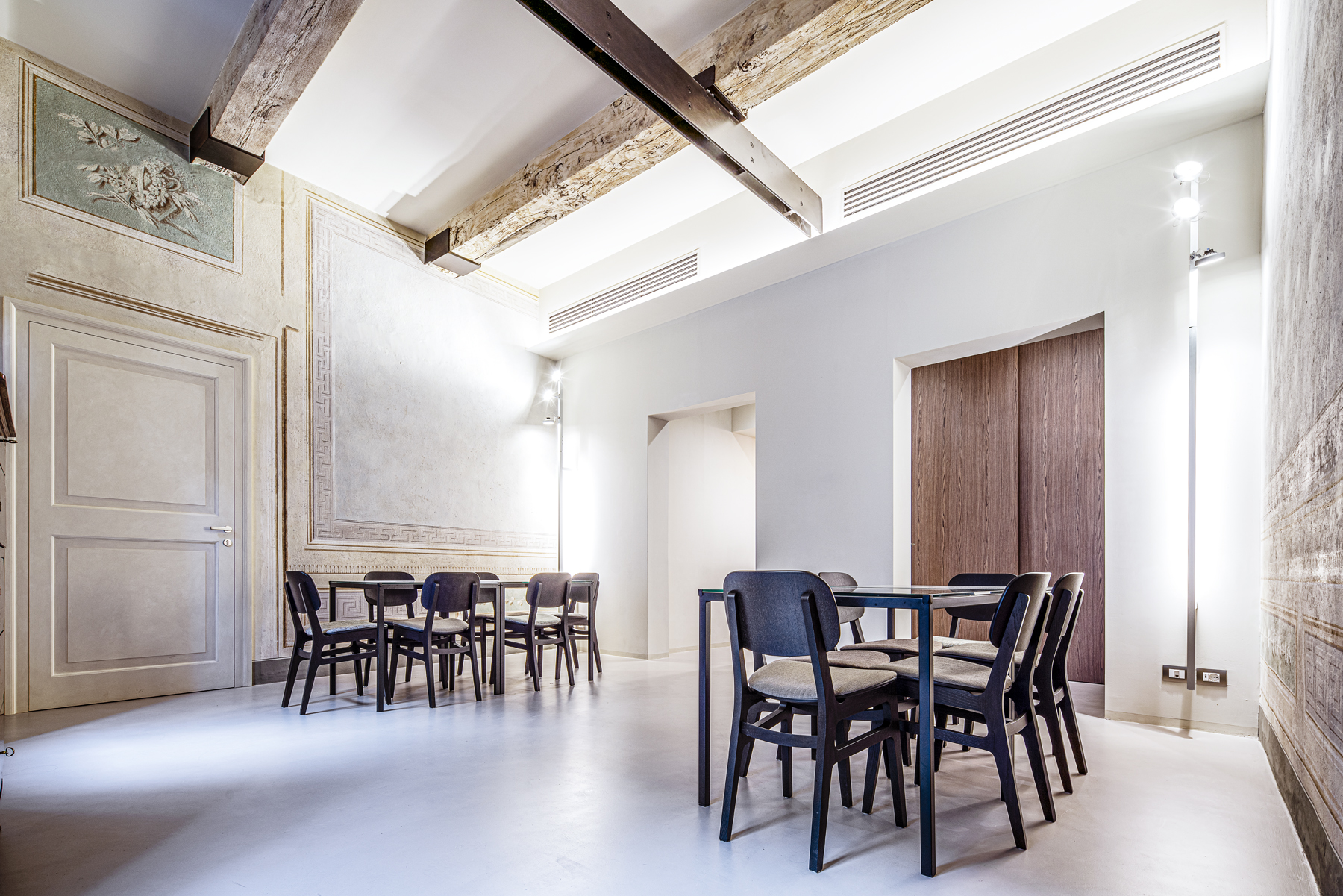 历史宅邸的现代重生 | 灯光与家具的完美融合-0