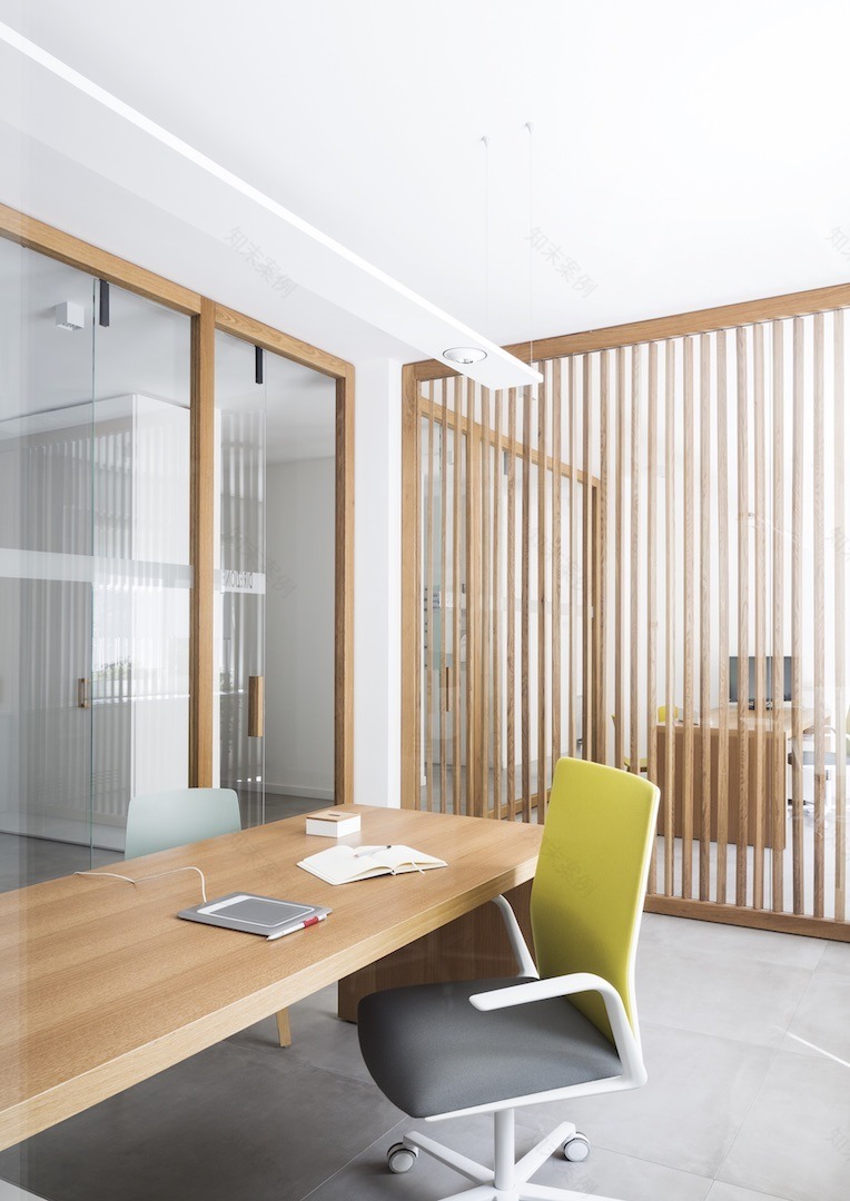 定制实木与玻璃结合,打造优雅办公空间-7