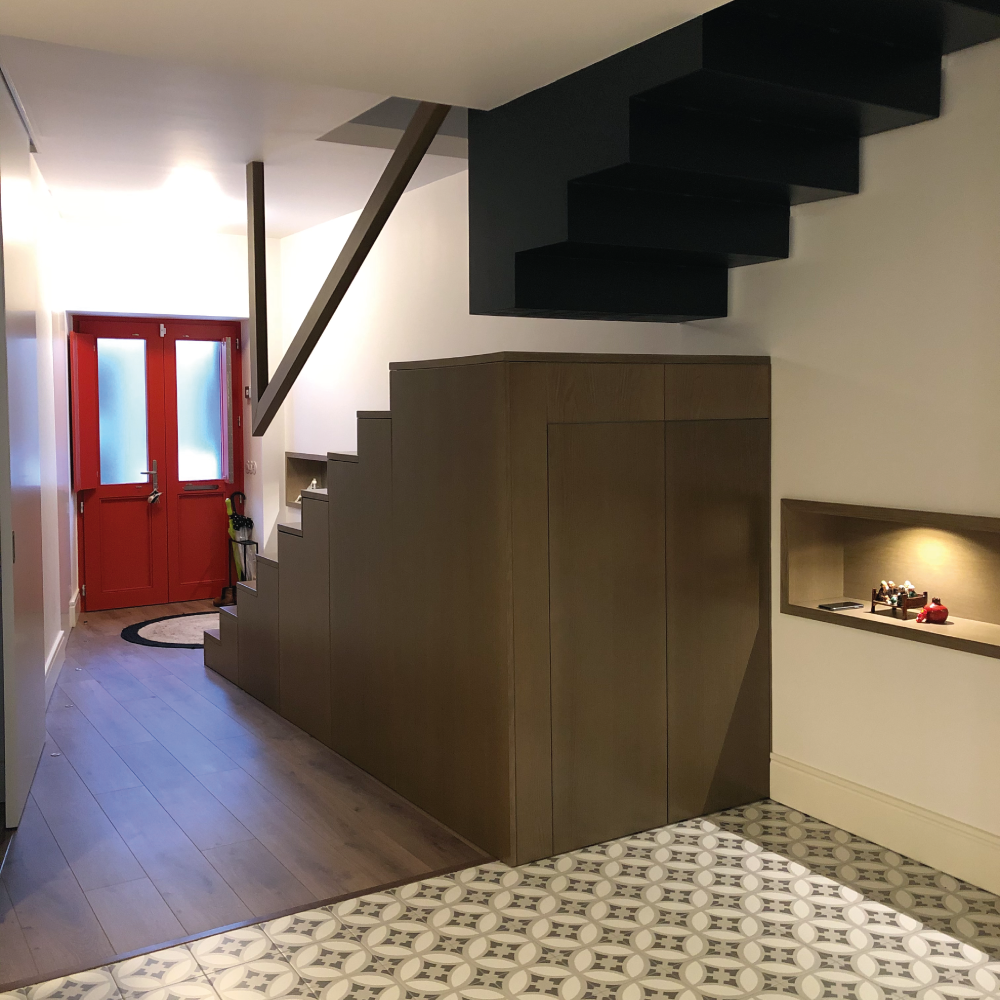 葡萄牙历史中心住宅翻新，木质阶梯成亮点-5