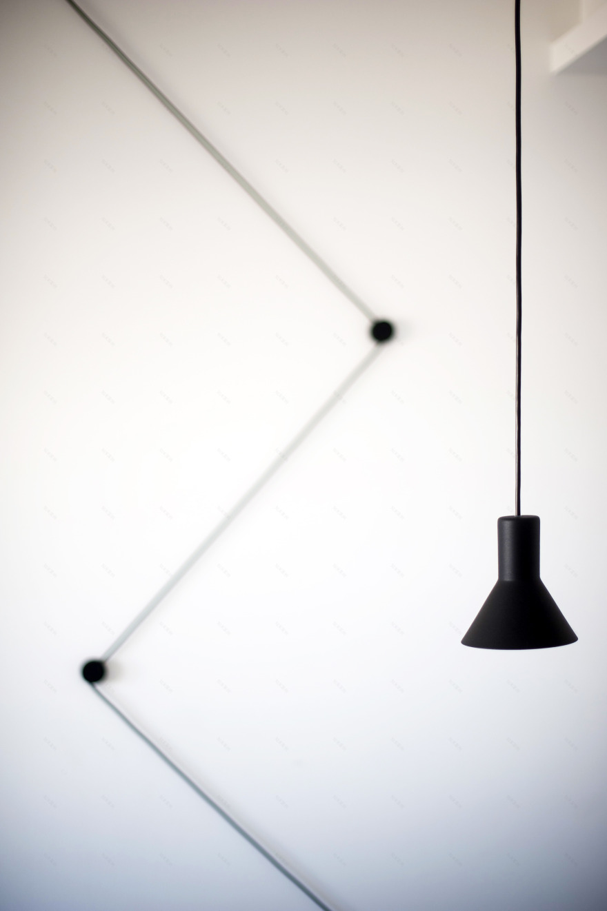 黑白碰撞的简约海景公寓-8