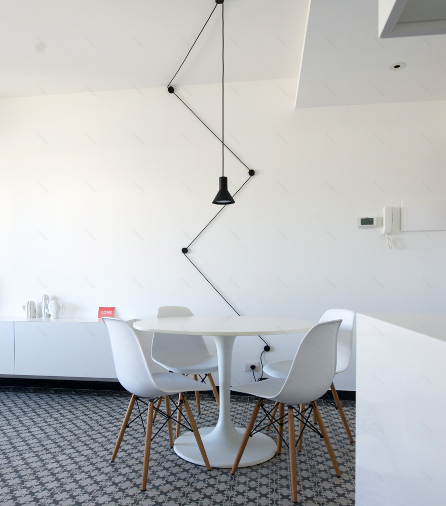 黑白碰撞的简约海景公寓-0