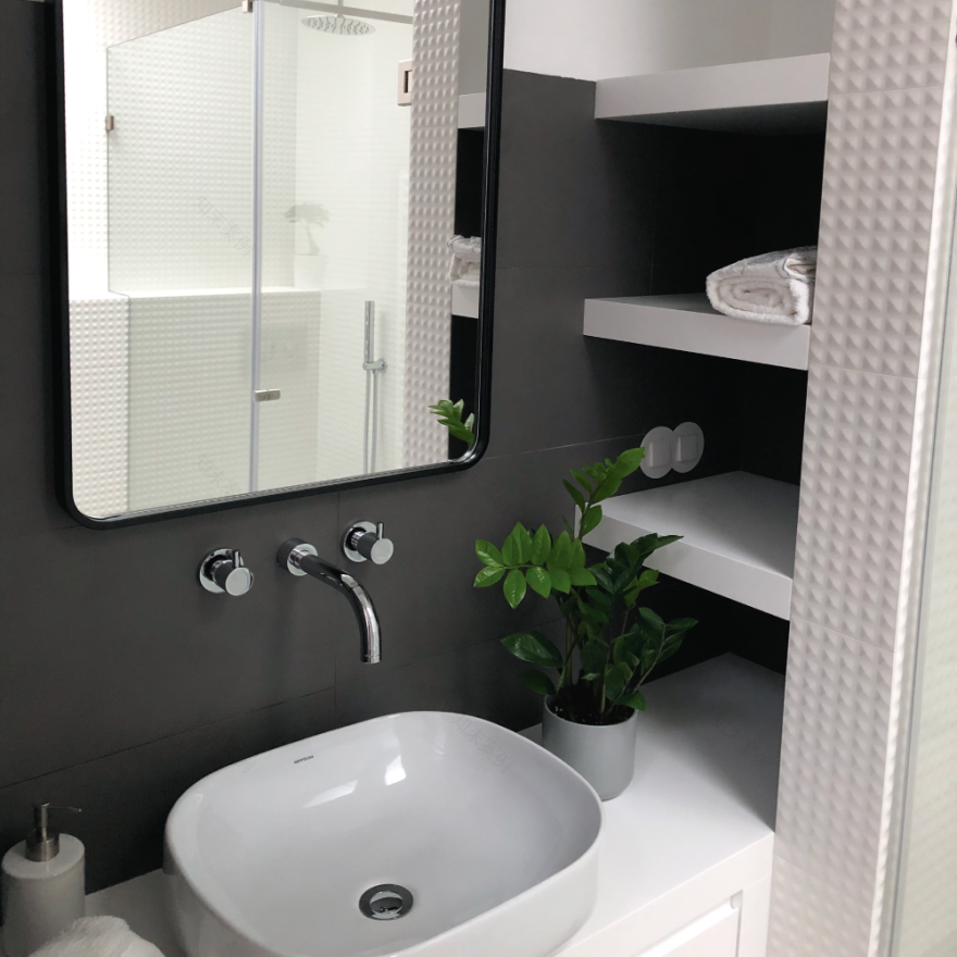 葡萄牙历史中心住宅翻新,木质阶梯成亮点-23