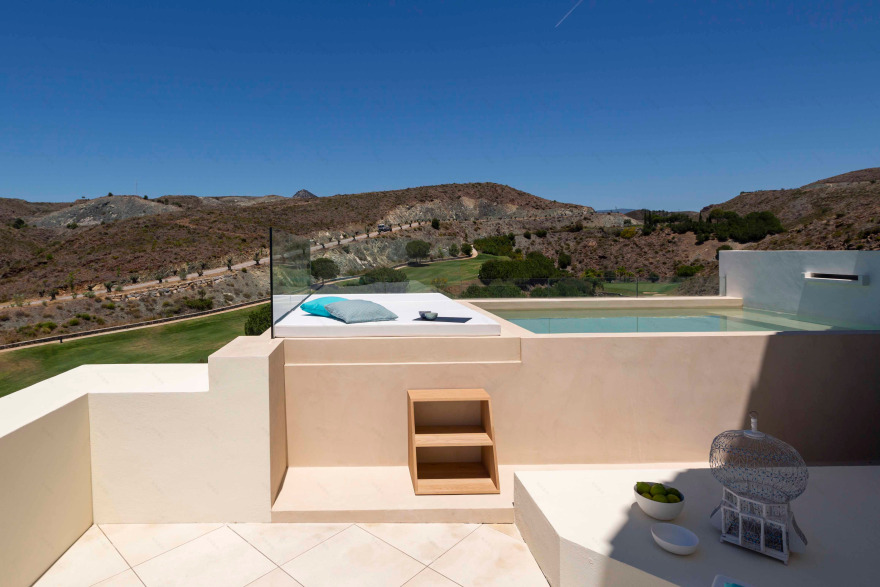 融合自然景观的西班牙风格别墅设计-4