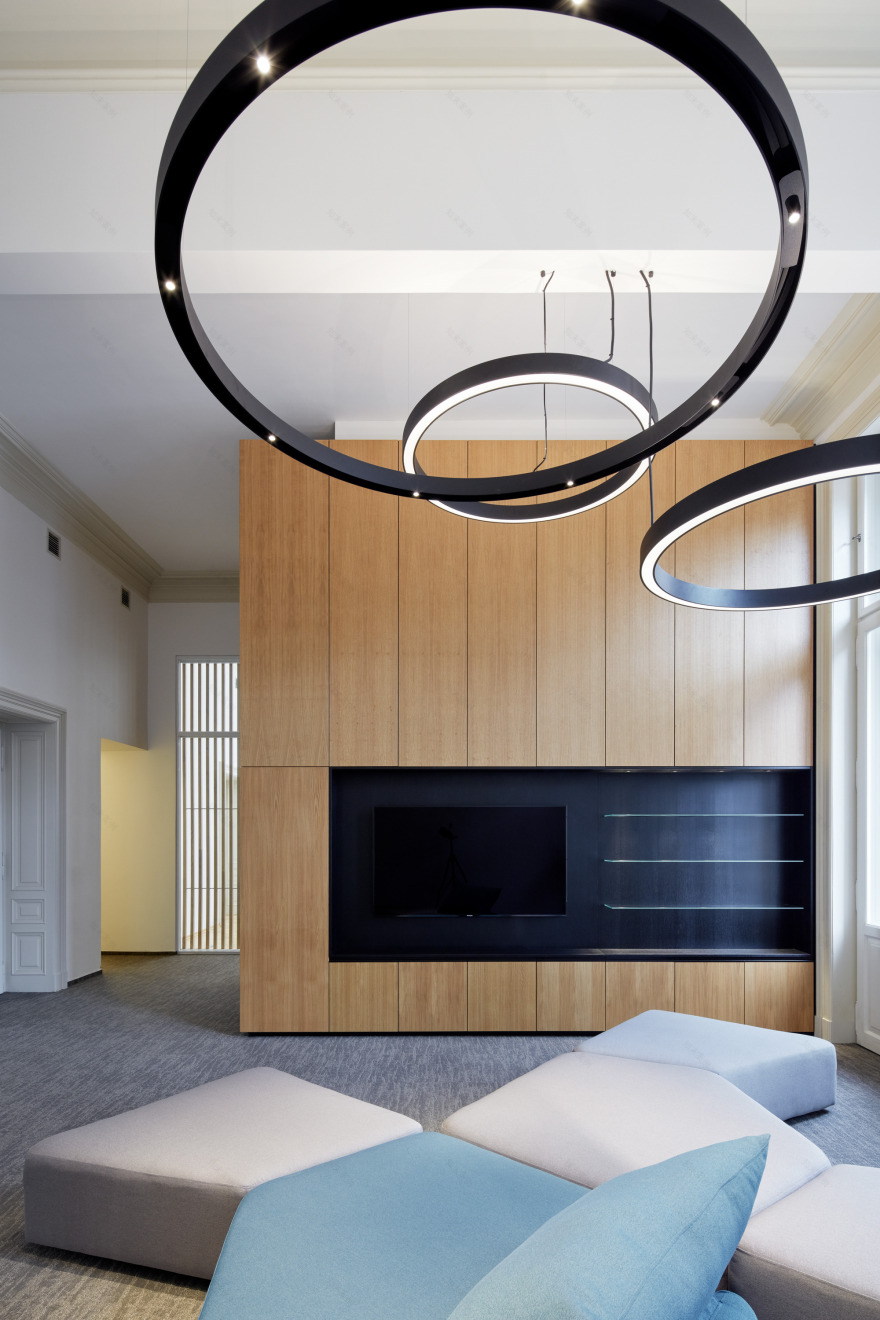 历史与未来交融的 AON 捷克总部室内设计-11