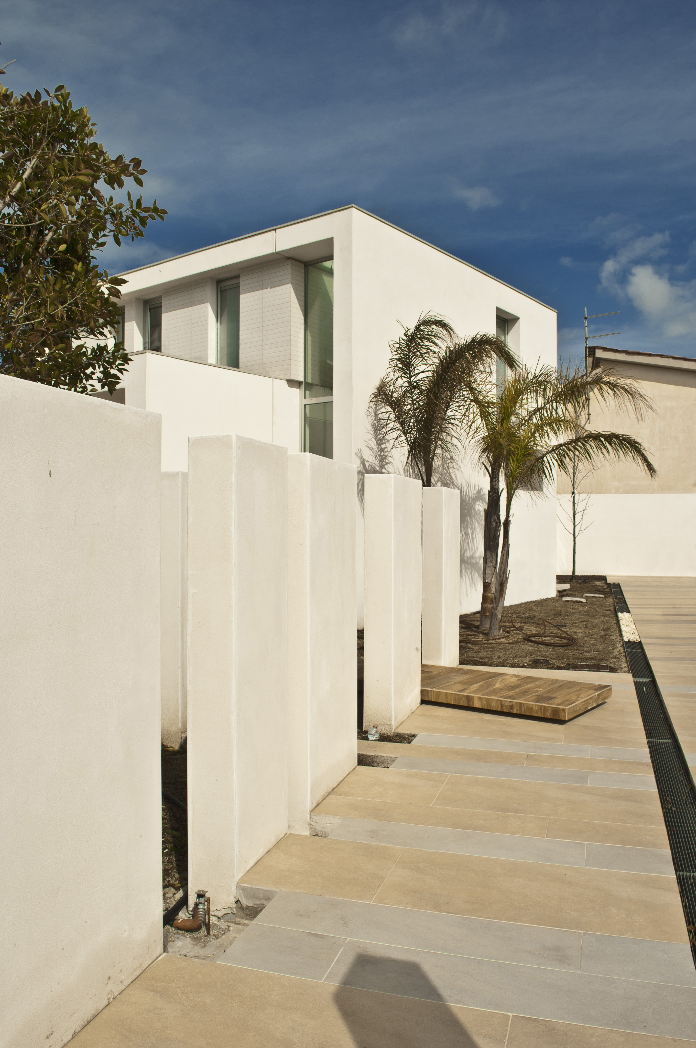 融合内外空间的白色纯净住宅-2