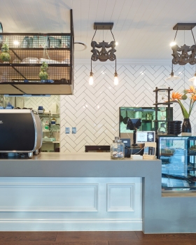 绿意盎然的好运咖啡店（Goodness Gracious Café）