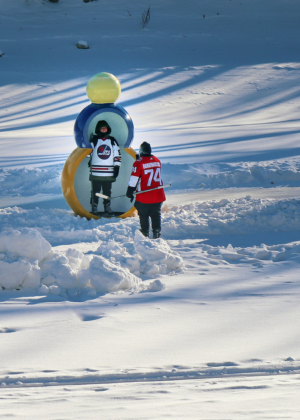 “天气预报员” 取暖小屋，加拿大/雪地中的彩色雪人-27