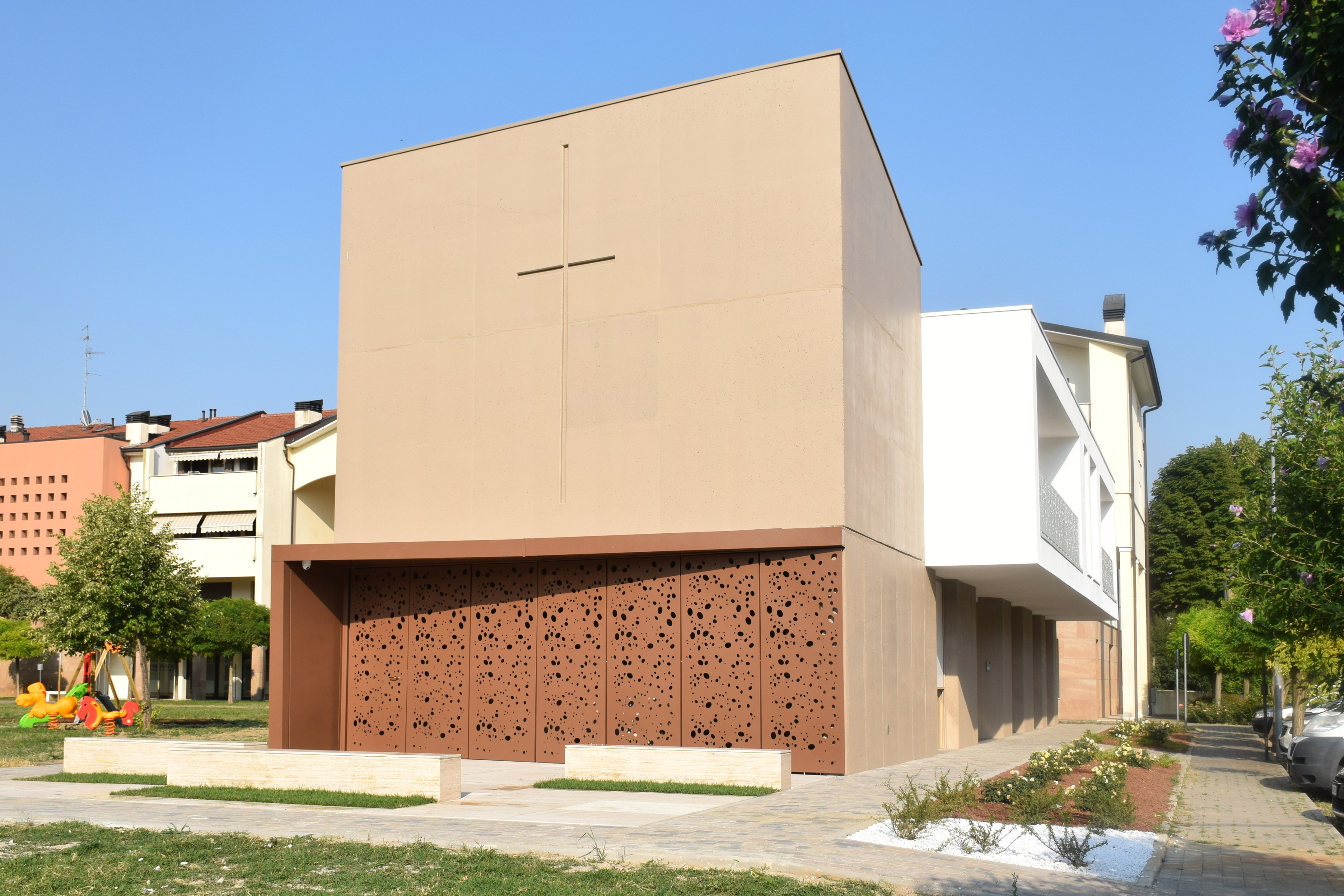 爱心之城堡 · 简约而庄重的社区教堂设计-4