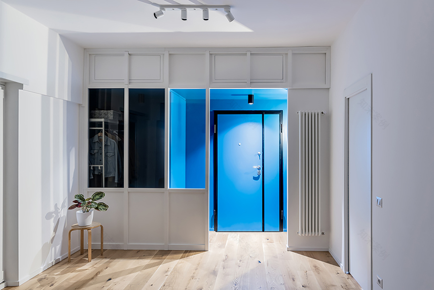 彩色木质漩涡,打造 50 平米别墅的极致空间利用-14