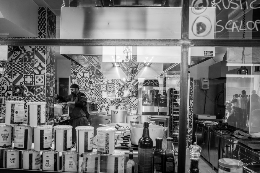 AutoCar & Paddockafe 新颖室内设计,打造一站式汽车装备购物体验-10