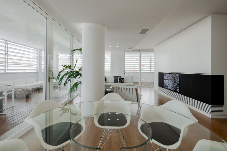 现代顶层公寓,打造无缝室内外空间-10