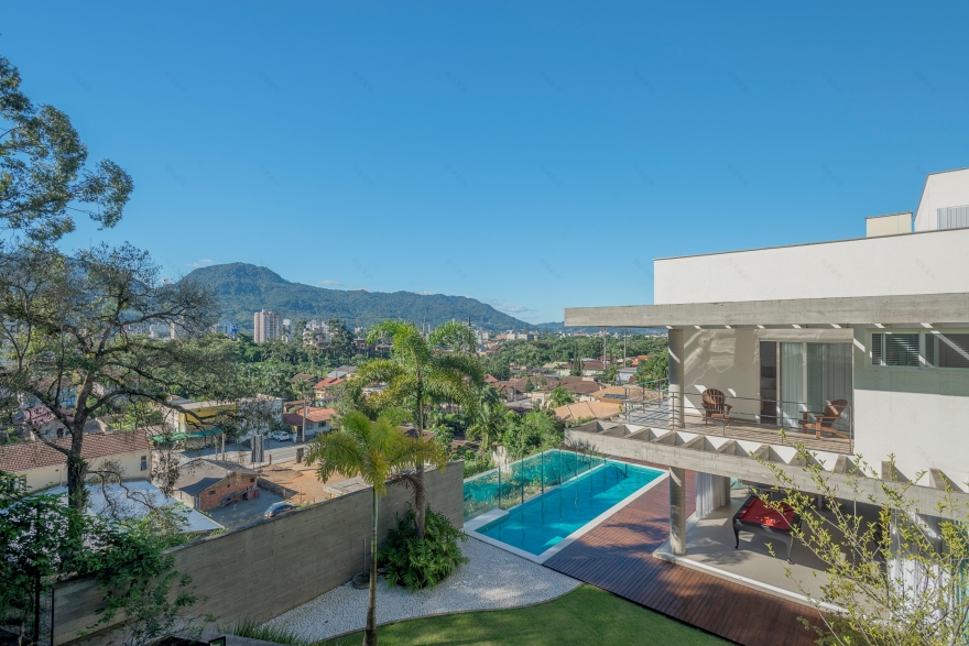 倾斜地块上的现代住宅 | 巴西 Jaraguá do Sul 的 ZB 之家-5