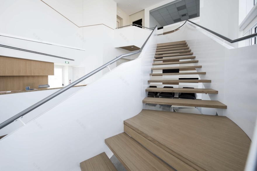 动态工厂入口,弧形楼梯与皮革墙壁的巧妙融合-4