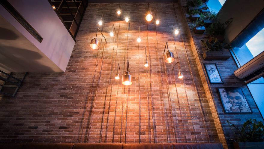 废木与铜的奢华碰撞——Liqui Studio 为 Brew 92 打造的中东风情咖啡店-5