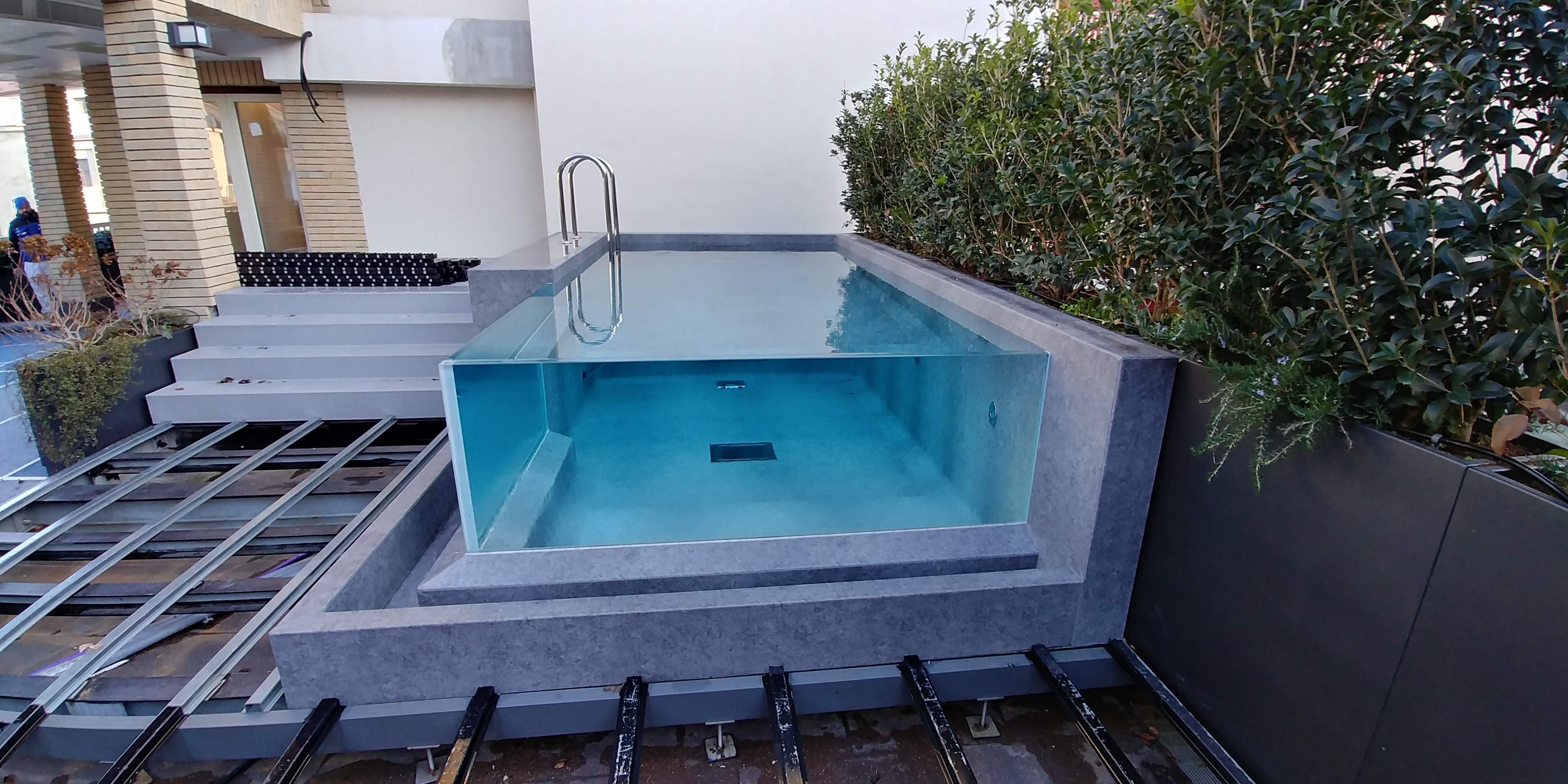 屋顶游泳池的极简魅力-5