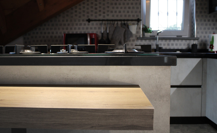 温暖木质斜屋顶,灰色调现代公寓设计-8