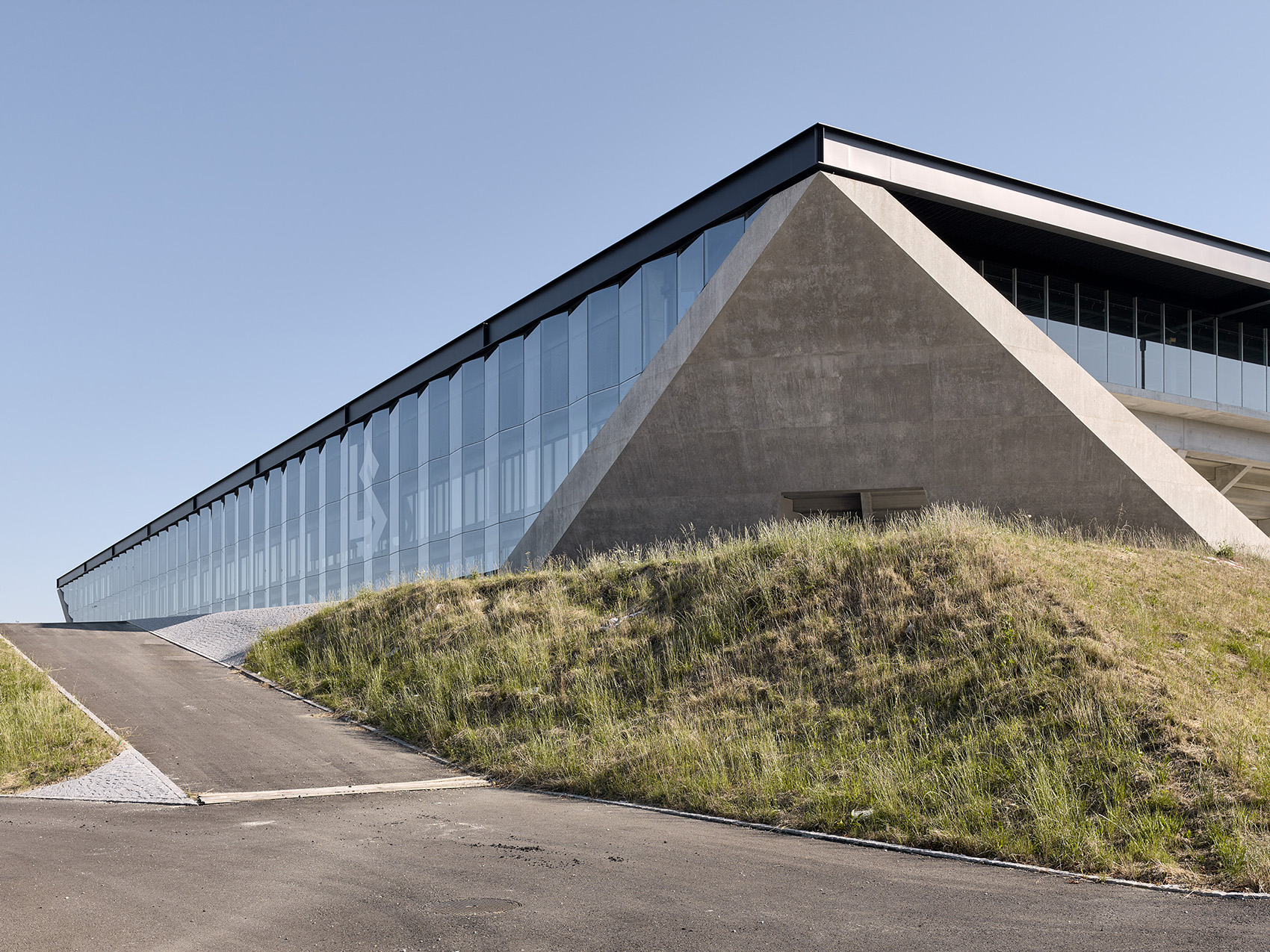 洛桑市新足球场馆，瑞士/散发宁静感的市郊体育设施-11