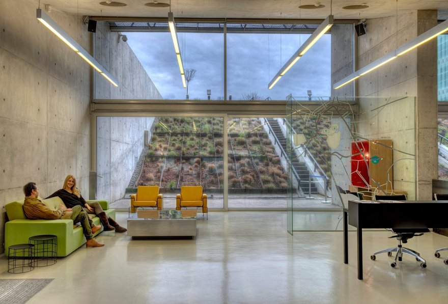 希腊最大呼叫中心,8000 平米空间的惊艳蜕变-4