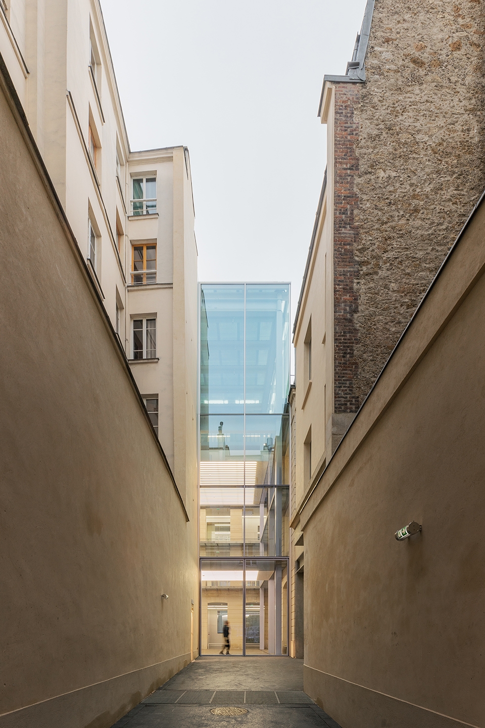 老佛爷百货基金会艺术空间，巴黎/在旧工业建筑中置入可移动的展览平台-3