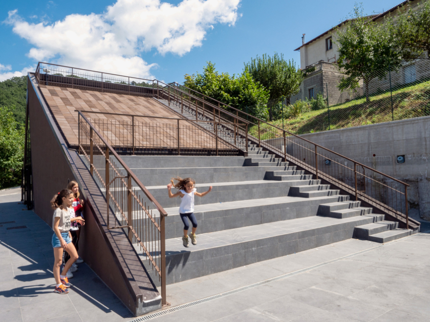 震后重生 · 意大利多功能中心融入山景-1