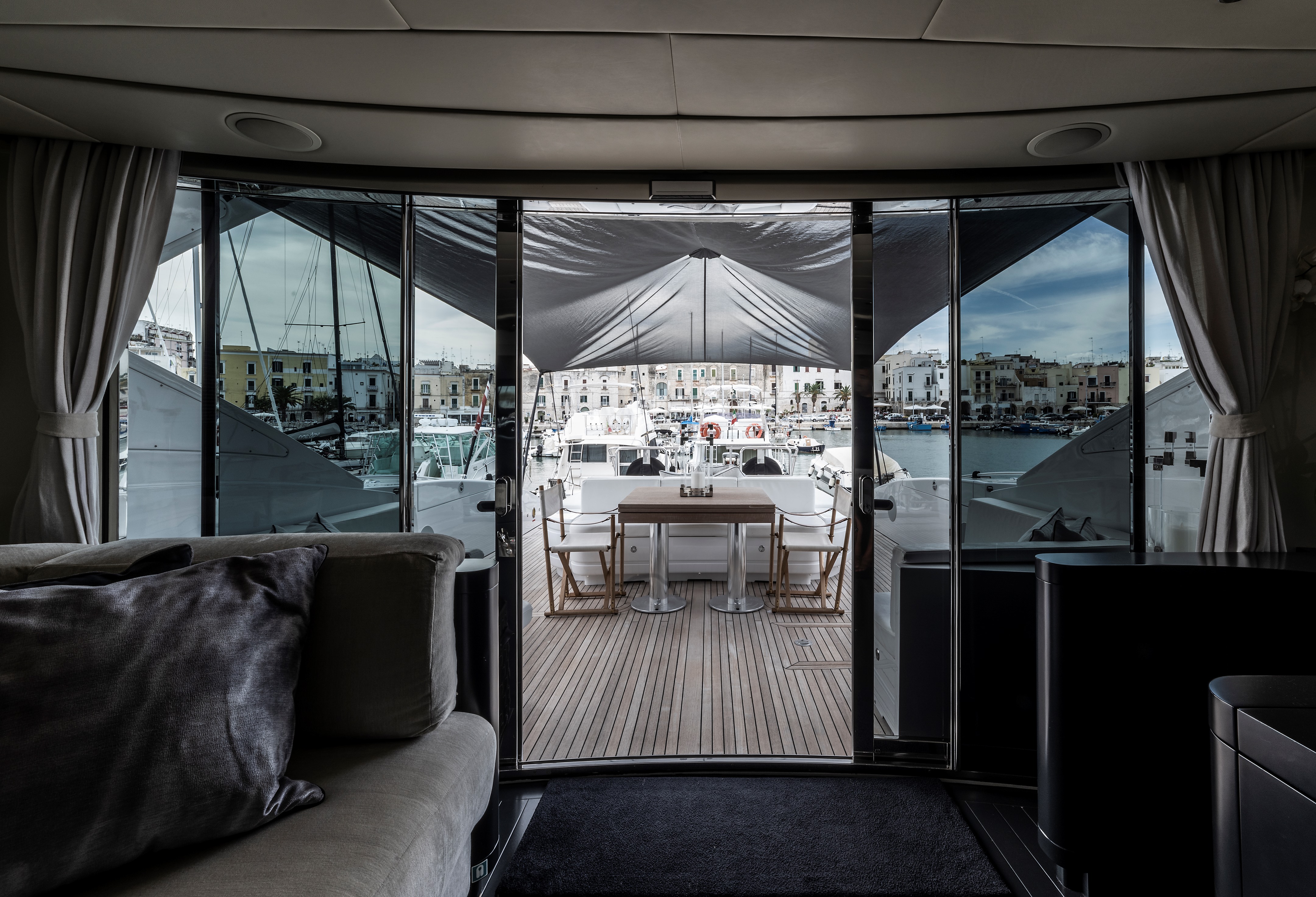 意式奢华游艇 Mangusta 92 现代翻新设计-8