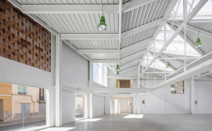 Gon-Gar 农业机械维修综合体 | 旧仓库新生,新车间融入环境-34